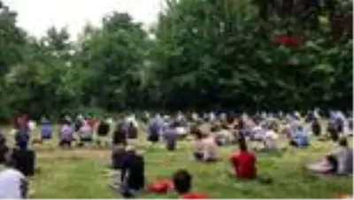 Köln'de koronavirüs nedeniyle Ramazan ayının son Cuma namazı açık alanlarda kılındı Köln'de koronavirüs nedeniyle Ramazan ayının son Cuma namazı açık alanlarda kılındı