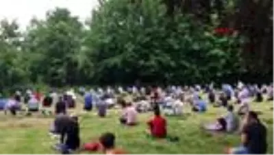 Köln'de koronavirüs nedeniyle Ramazan ayının son Cuma namazı açık alanlarda kılındı Köln'de koronavirüs nedeniyle Ramazan ayının son Cuma namazı açık alanlarda kılındı
