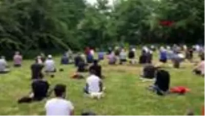 Köln'de koronavirüs nedeniyle Ramazan ayının son Cuma namazı açık alanlarda kılındı Köln'de koronavirüs nedeniyle Ramazan ayının son Cuma namazı açık alanlarda kılındı