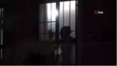 Komşuları ile kavga eden kadın öyle bir şey yaptı ki, bina sakinleri soluğu sokakta aldı Komşuları ile kavga eden kadın öyle bir şey yaptı ki, bina sakinleri soluğu sokakta aldı