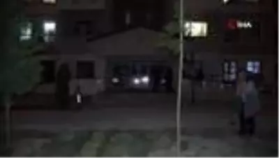 Gürültü yaptığı için şikayet edilen kadın, biber gazı sıkıp bina sakinlerini sokağa döktü Gürültü yaptığı için şikayet edilen kadın, biber gazı sıkıp bina sakinlerini sokağa döktü