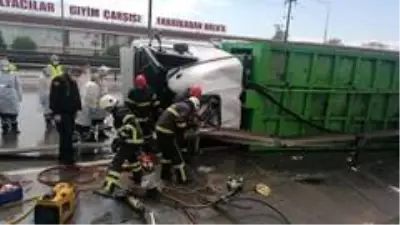 Kontrolden çıkan çöp kamyonu bariyerlere saplandı: 1 ölü 1 yaralı