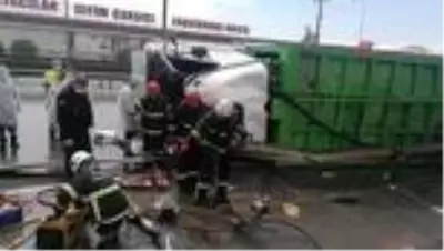 Kontrolden çıkan çöp kamyonu bariyerlere saplandı: 1 ölü, 1 yaralı