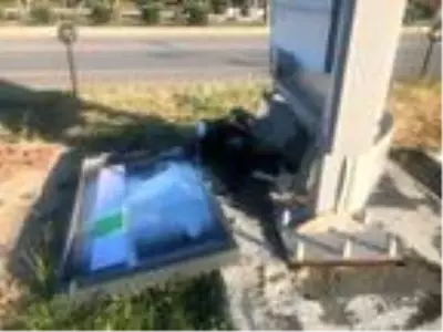 Kontrolden çıkan otomobil akaryakıt istasyonu tabelasına çarptı: 1 ölü, 2 yaralı