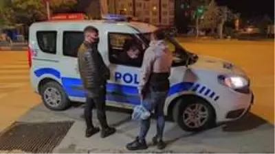 Kütahya'da sokağa çıkma kısıtlamasını ihlal eden 2 kişiye ceza uygulandı Kütahya'da sokağa çıkma kısıtlamasını ihlal eden 2 kişiye ceza uygulandı