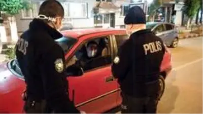 Kütahya'da sokağa çıkma kısıtlamasını ihlal eden 2 kişiye ceza uygulandı Kütahya'da sokağa çıkma kısıtlamasını ihlal eden 2 kişiye ceza uygulandı