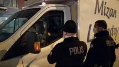 Kütahya'da sokağa çıkma kısıtlamasını ihlal eden 2 kişiye ceza uygulandı Kütahya'da sokağa çıkma kısıtlamasını ihlal eden 2 kişiye ceza uygulandı