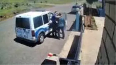 Maske cezasını maskesiz polis kesince birbirlerine girdiler Maske cezasını maskesiz polis kesince birbirlerine girdiler