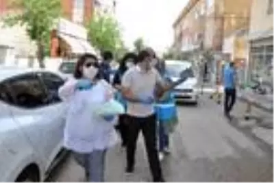 Maske takmanın zorunlu olduğu Derik'te 3 bin maske dağıtıldı Maske takmanın zorunlu olduğu Derik'te 3 bin maske dağıtıldı