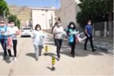 Maske takmanın zorunlu olduğu Derik'te 3 bin maske dağıtıldı Maske takmanın zorunlu olduğu Derik'te 3 bin maske dağıtıldı