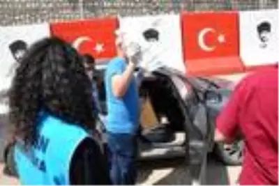 Maske takmanın zorunlu olduğu Derik'te 3 bin maske dağıtıldı Maske takmanın zorunlu olduğu Derik'te 3 bin maske dağıtıldı