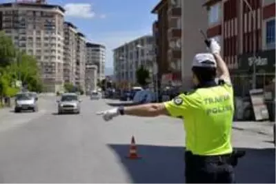 Muş'ta sokağa çıkma kısıtlamasıyla polis denetime başladı Muş'ta sokağa çıkma kısıtlamasıyla polis denetime başladı