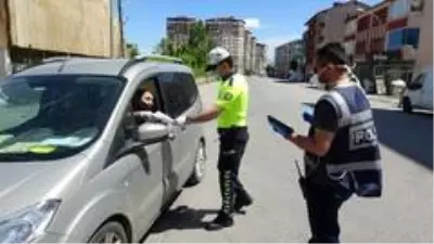Muş'ta sokağa çıkma kısıtlamasıyla polis denetime başladı Muş'ta sokağa çıkma kısıtlamasıyla polis denetime başladı