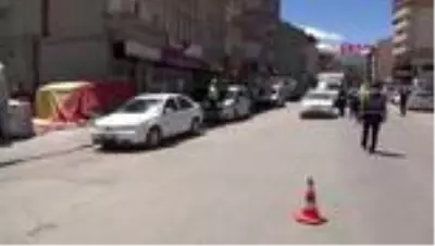 Muş'ta yasağın ilk günü polisin sıkı denetimi sürüyor Muş'ta yasağın ilk günü polisin sıkı denetimi sürüyor