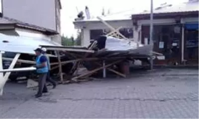 Narman'da fırtına çatıları uçurdu Narman'da fırtına çatıları uçurdu