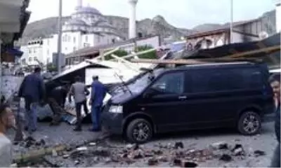 Narman'da fırtına çatıları uçurdu Narman'da fırtına çatıları uçurdu
