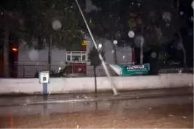 Önce direksiyon hâkimiyetini kaybetti, sonra sokak lambasını devirdi