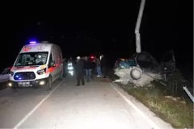 Otomobil elektrik direğine çarptı: 1 ölü, 1 yaralı Otomobil elektrik direğine çarptı: 1 ölü, 1 yaralı