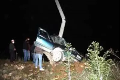 Otomobil elektrik direğine çarptı: 1 ölü, 1 yaralı Otomobil elektrik direğine çarptı: 1 ölü, 1 yaralı