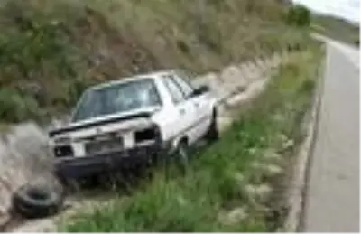Otomobil su kanalına uçtu Otomobil su kanalına uçtu