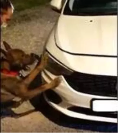 Otomobilin motorundan uyuşturucu çıktı Otomobilin motorundan uyuşturucu çıktı