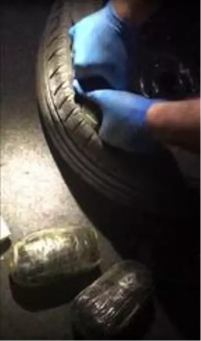 Otomobilin yedek lastiğinde 2 kilo 'esrar' ele geçirildi: 3 gözaltı Otomobilin yedek lastiğinde 2 kilo 'esrar' ele geçirildi: 3 gözaltı