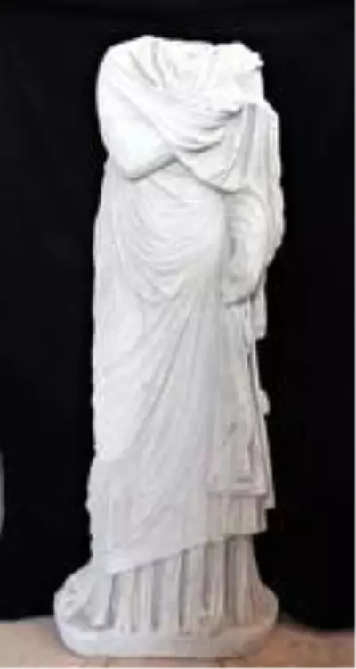 Patara'da Roma dönemine ait kadın heykeli bulundu Patara'da Roma dönemine ait kadın heykeli bulundu