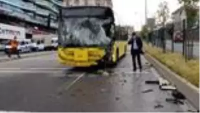 İETT otobüsü ile refüj sulaması yapan tanker çarpıştı: 9 yaralı İETT otobüsü ile refüj sulaması yapan tanker çarpıştı: 9 yaralı