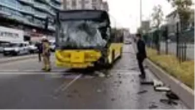 İETT otobüsü ile refüj sulaması yapan tanker çarpıştı: 9 yaralı İETT otobüsü ile refüj sulaması yapan tanker çarpıştı: 9 yaralı