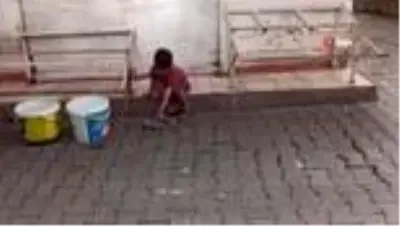Pet şişeyle oynayan Yusuf’a oda dolusu oyuncak sürprizi