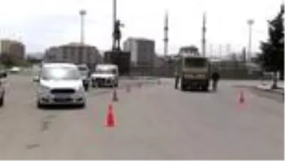 Polis, aracıyla hastaneye gitmeye çalışan kalp hastasına destek oldu Polis, aracıyla hastaneye gitmeye çalışan kalp hastasına destek oldu