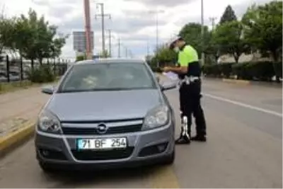 Polis ve basın güvercinleri besledi Polis ve basın güvercinleri besledi