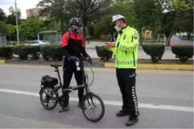 Polis ve basın güvercinleri besledi Polis ve basın güvercinleri besledi