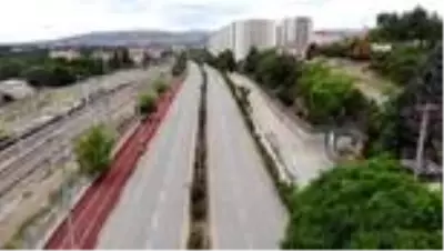 Polis ve basın güvercinleri besledi Polis ve basın güvercinleri besledi