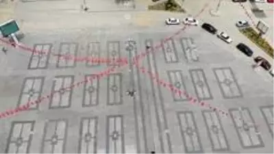 Polis ve basın güvercinleri besledi Polis ve basın güvercinleri besledi