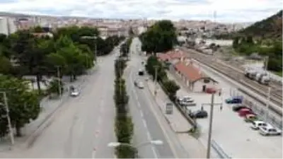 Polis ve basın güvercinleri besledi Polis ve basın güvercinleri besledi
