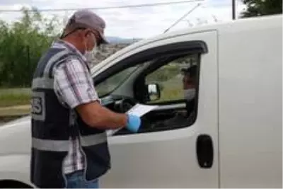 Polis ve basın güvercinleri besledi Polis ve basın güvercinleri besledi