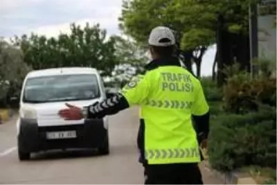 Polis ve basın güvercinleri besledi Polis ve basın güvercinleri besledi