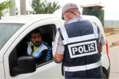 Polis ve basın güvercinleri besledi Polis ve basın güvercinleri besledi