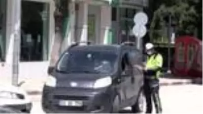 Ramazan Bayramı'nı kapsayan sokağa çıkma kısıtlamasına uyuluyor Ramazan Bayramı'nı kapsayan sokağa çıkma kısıtlamasına uyuluyor
