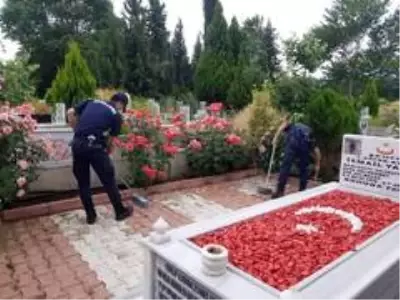 Salihli'de şehit mezarlarına jandarma eli değdi
