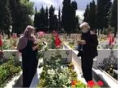 Şehit aileleri Ramazan Bayramı öncesi Edirnekapı Şehitliği'ne gitti