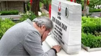Şehit asteğmenin babası mezarlıkta gözyaşlarını tutamadı