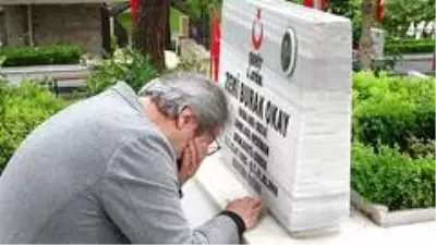 Şehit asteğmenin babası mezarlıkta gözyaşlarını tutamadı