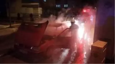 Seyir halindeki otomobil alev alev yandı
