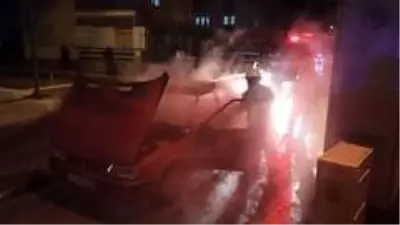 Seyir halindeki otomobil alev alev yandı Seyir halindeki otomobil alev alev yandı