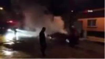 Seyir halindeki otomobil alev alev yandı Seyir halindeki otomobil alev alev yandı