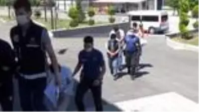 Silah ticaretinden gözaltına alınan 4 kişi adliyeye sevk edildi Silah ticaretinden gözaltına alınan 4 kişi adliyeye sevk edildi