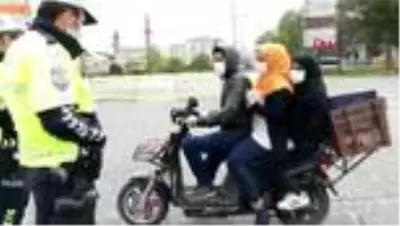 SİVAS Motosiklete 3 kişi bindiler, polisten uyarı aldılar SİVAS Motosiklete 3 kişi bindiler, polisten uyarı aldılar