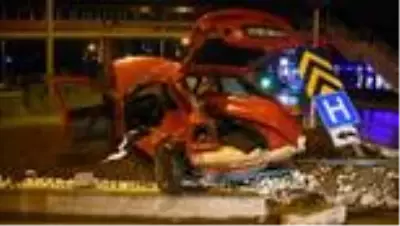 Sivas'ta TIR ile otomobil çarpıştı 3 yaralı Sivas'ta TIR ile otomobil çarpıştı 3 yaralı